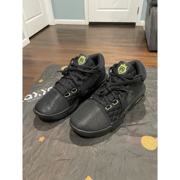 New Men’s Sz 10.5 Nike LeBron Witness 8 Mens Basketball Shoes Black FB2239-002 - Picture 3 of 7